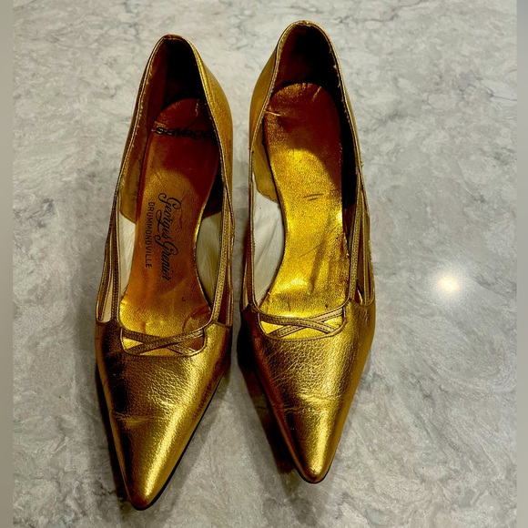 Vintage gold pointed heels. Comfortable, good condition. - Picture 2 of 3